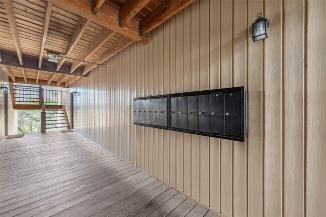 Building Photo - 700 Ridgeside Dr