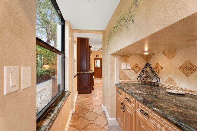 Building Photo - 114 S Lake Dr