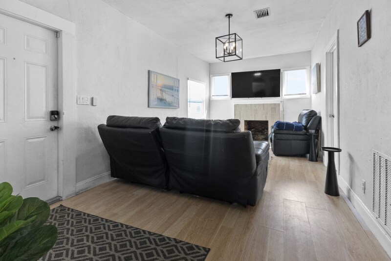 Building Photo - 3421 Pinewood Ave