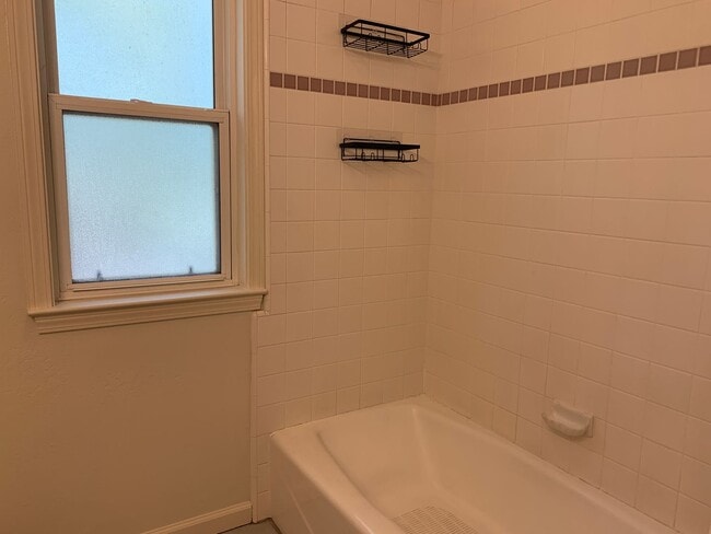 Building Photo - 4 Bedroom House with Great Floor Plan Clos...