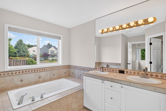 Building Photo - Beautifully Refreshed Clackamas Home with Bright Interiors & Private Backyard Retreat