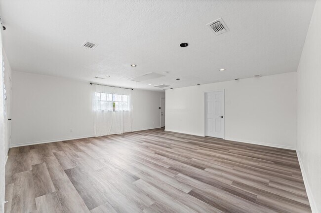 Building Photo - 110 Shadow Wood Dr