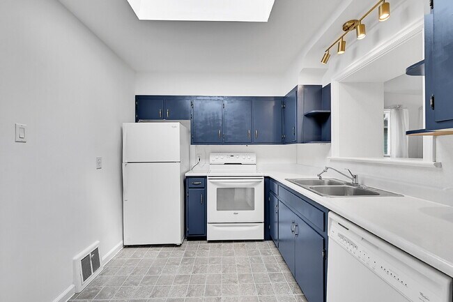 Building Photo - $2,300.00 - 2 Beds, 1 Bath, Single Family ...