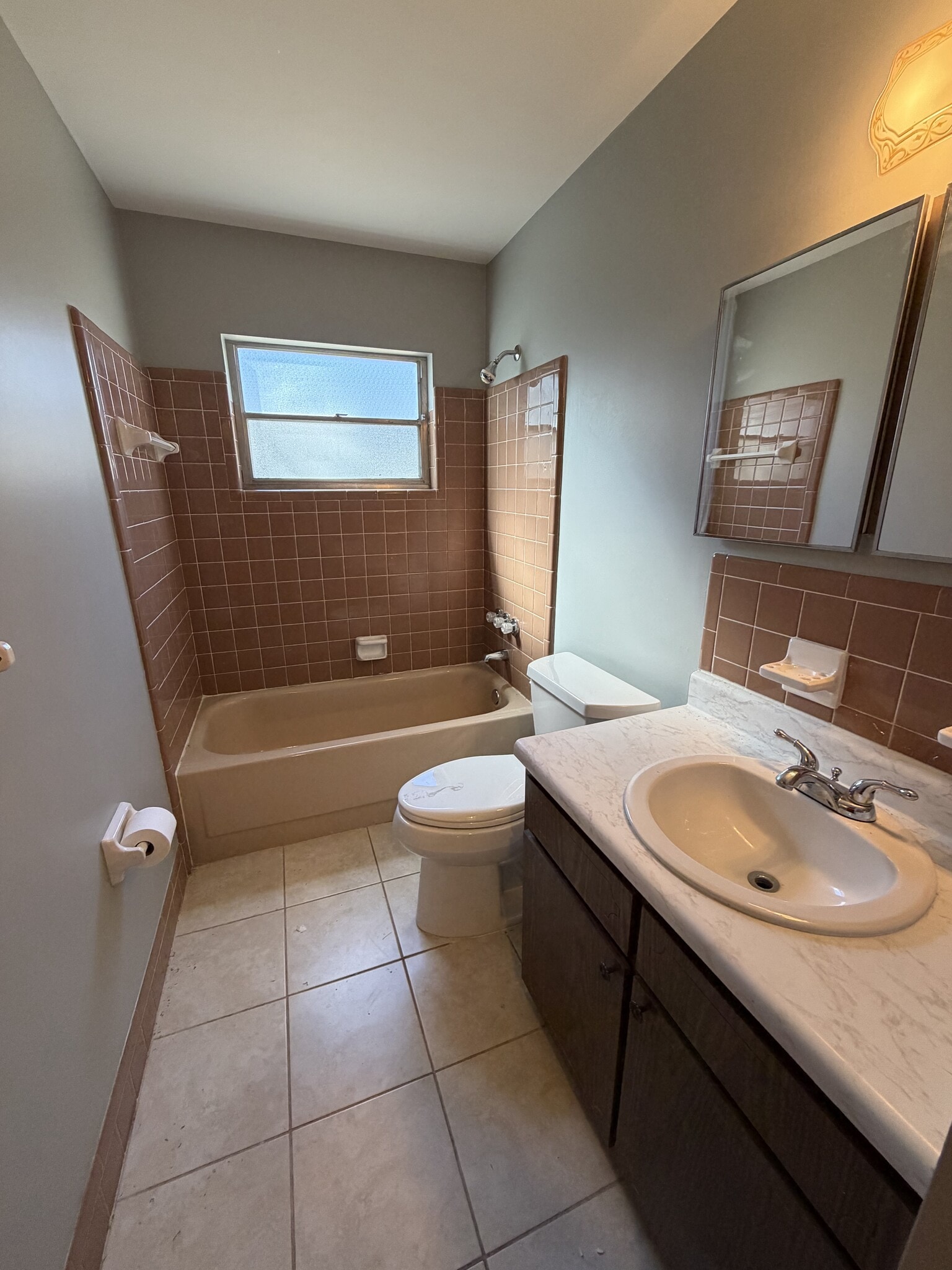 Building Photo - 703 NE 6th Pl