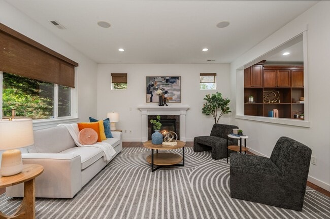 Building Photo - North East Facing 4 bed 3 bath ready for m...