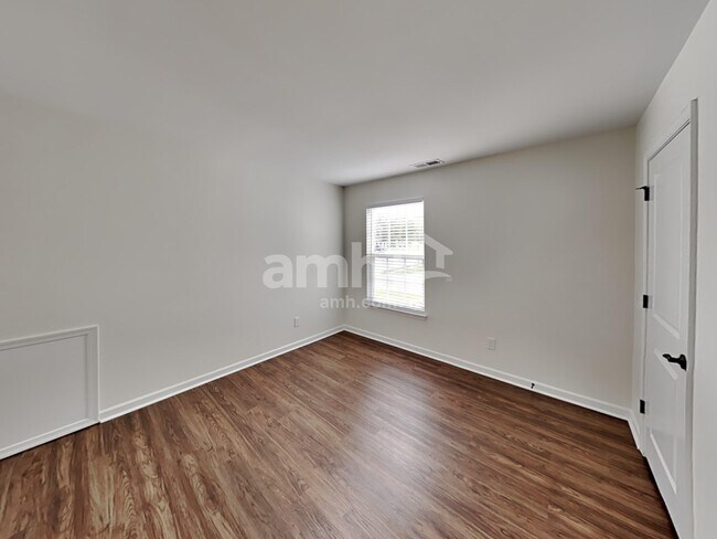 Building Photo - 2215 Ambergate Dr