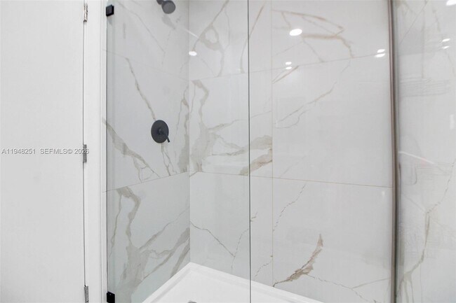 Building Photo - 320 NW 13th Ct