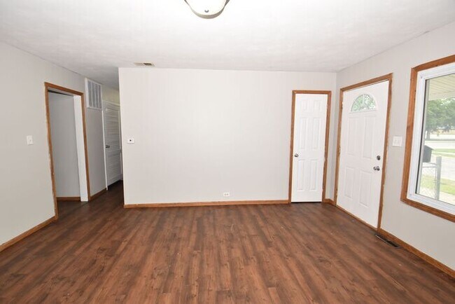Building Photo - Mishawaka 3 bedroom ranch with large family room and fenced yard