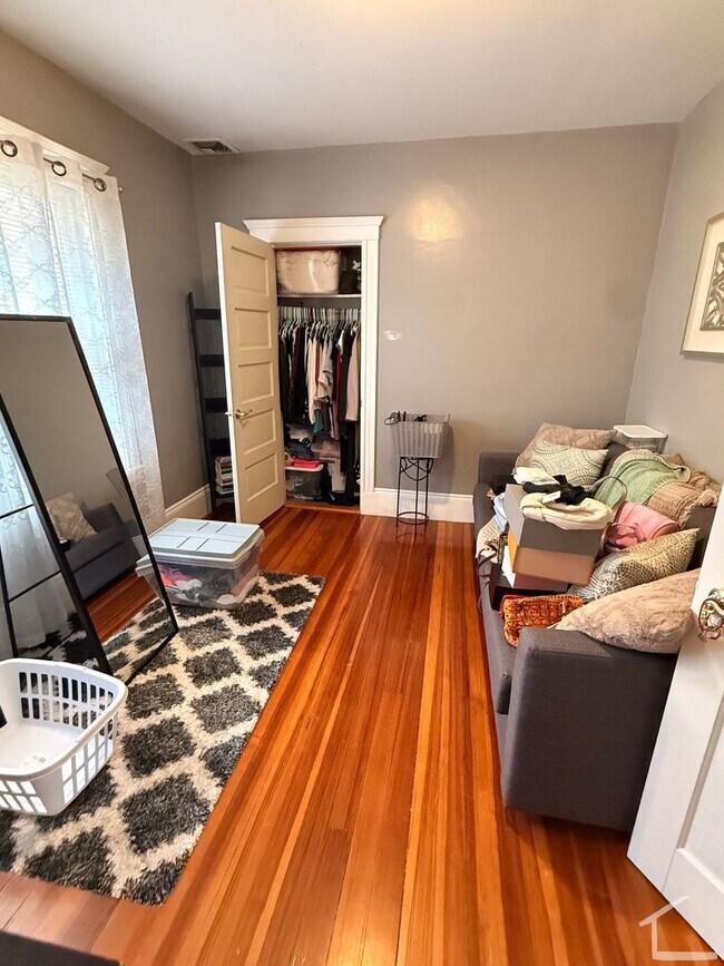 Building Photo - Beautiful, Spacious 2.5 bed in Brighton w/ Parking and Private Laundry!