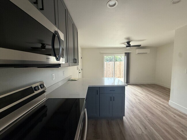 Building Photo - DSI248