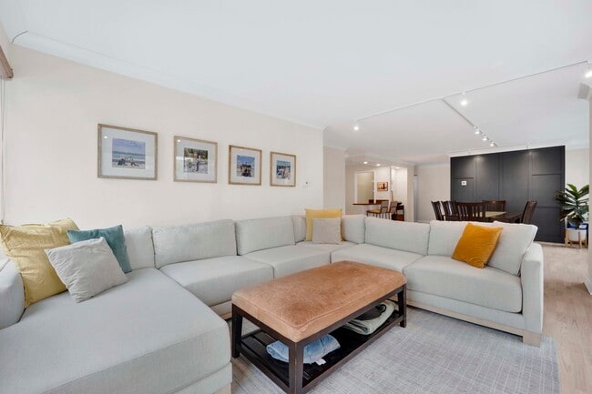 Building Photo - 247 E Chestnut St