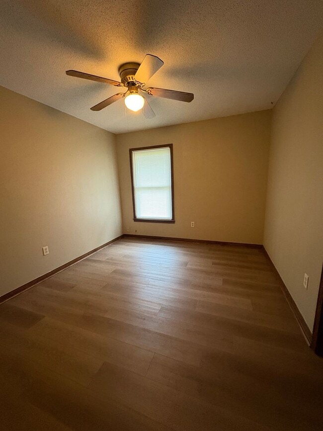 Building Photo - Valley Hills Subdivision - Detached Garage...
