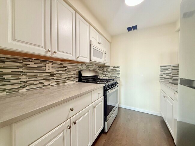 Building Photo - 205 10th St