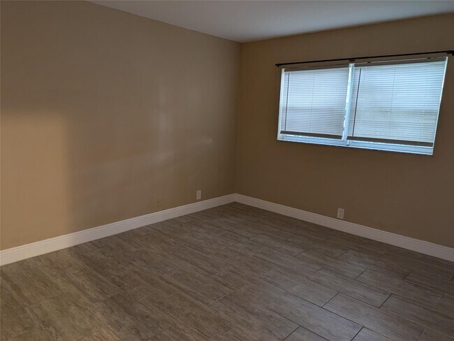Building Photo - 3502 Riverside Dr