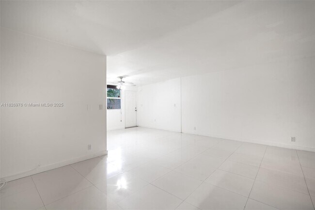 Building Photo - 20350 W Country Club Dr