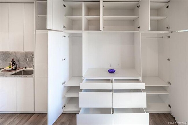 Building Photo - Luxury Studio. Furnished.  Kakaako.