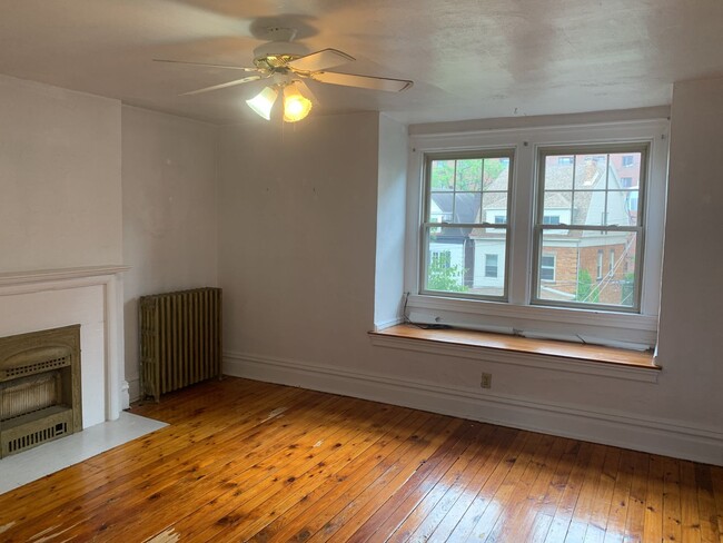 Building Photo - Spacious Two Story duplex on Walnut Street!