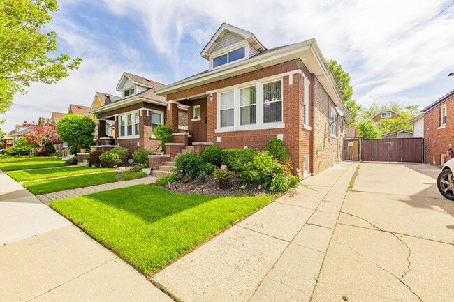 Primary Photo - 6141 S Kilbourn Ave