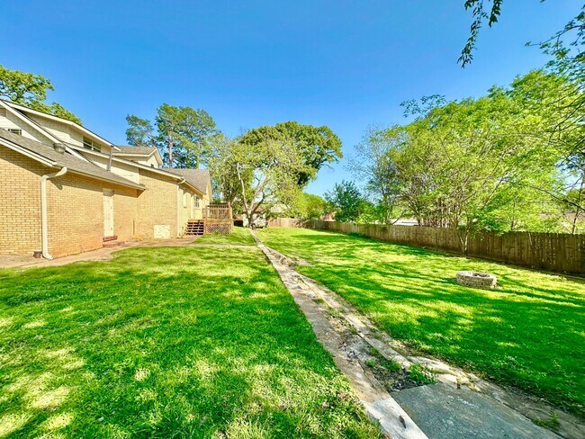 Building Photo - Spacious 4 Bedroom in the Heart of Tyler! Available Now!