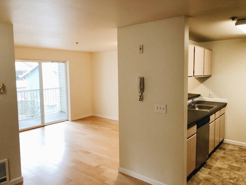 Building Photo - 12327 Roosevelt Way NE