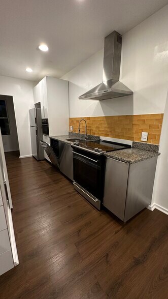 Building Photo - 548 S 54th St
