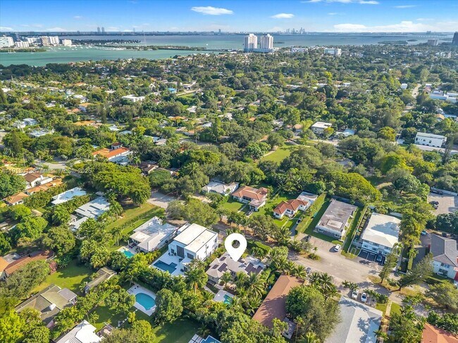 Building Photo - 863 NE 90th St