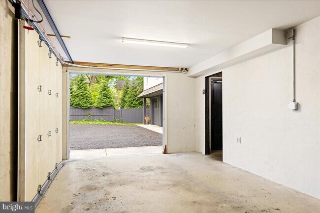 Building Photo - 124-UNIT Mary St