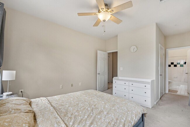 Building Photo - Stylish 3-Level Condo with Garage in Prime...