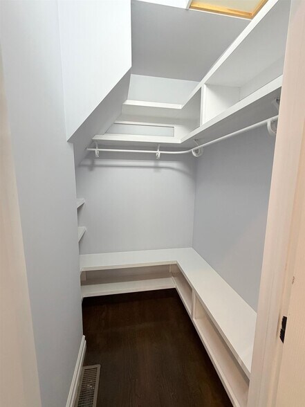 Building Photo - 8 Cross St E