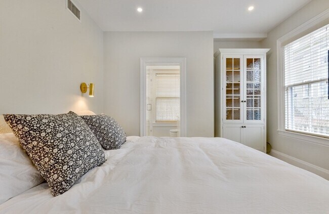 Building Photo - 51 Fair St