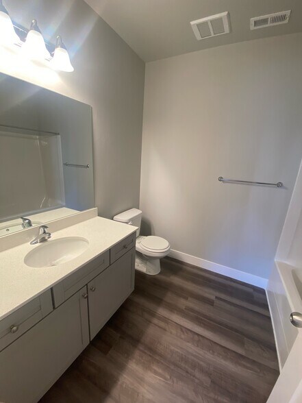 Building Photo - 13537 S Commodus Dr