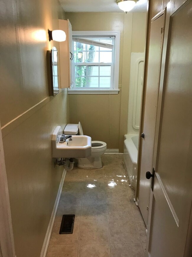 Building Photo - Three Bedroom in the Heart of Five Points