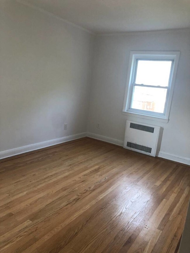 Building Photo - 166 Langham St