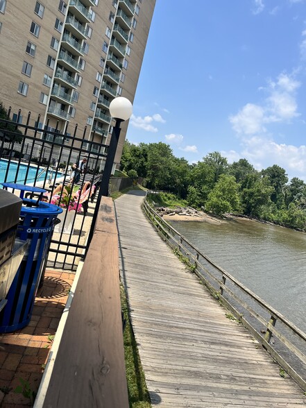 Pool; bike trail and river birds ; 15 min bike ride to Innovation Campus - 501 Slaters Ln