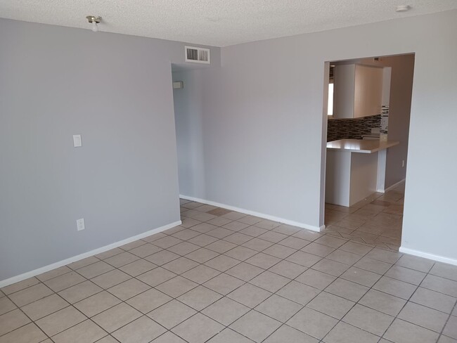 Building Photo - Amazing 3 Bedroom 2 Bath home in Tempe