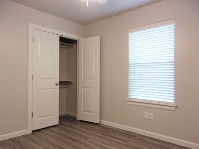 Building Photo - 3 Bed 2 Bath 2 Car Duplex in Chisholm Cree...