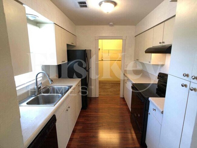 Building Photo - 5112 43rd Ave W