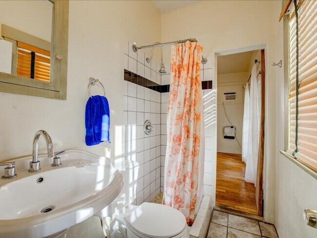 Building Photo - 2 Bedroom 2 Bathroom