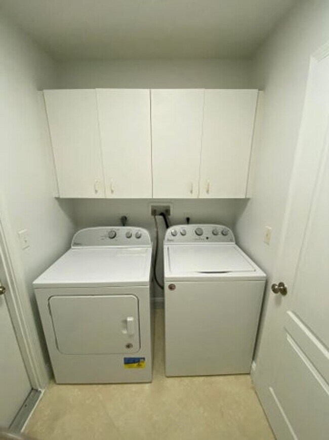 Building Photo - 4593 Bucida Rd