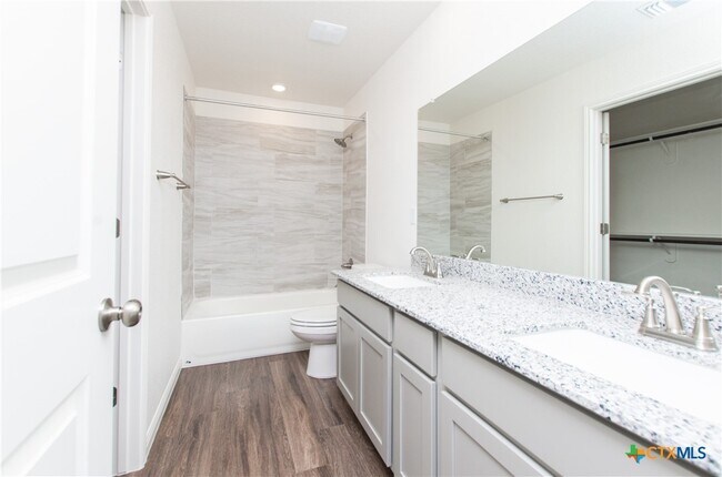 Building Photo - 5901 Betty Lou Dr