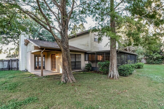 Building Photo - 15801 Knollview Dr