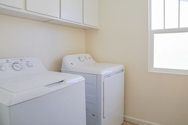 Building Photo - Beautiful and Spacious Home with Three Bedrooms Amazing Loft & Bonus Room!