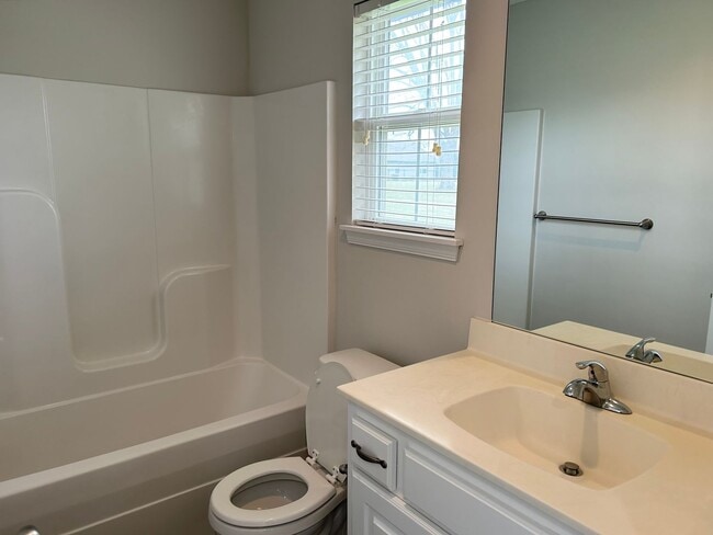 Building Photo - 2 Bed | 2 Bath | 2 Car Garage Single Level Home in Raymore