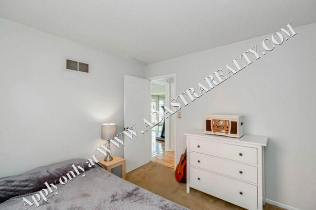 Building Photo - Inviting 3 Bedroom Close to Everything-Available in MAY!!