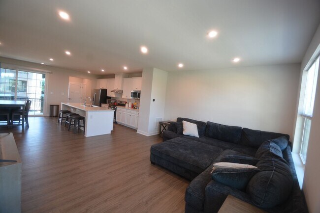 Building Photo - Beautiful and New this 4 Bedroom Townhouse