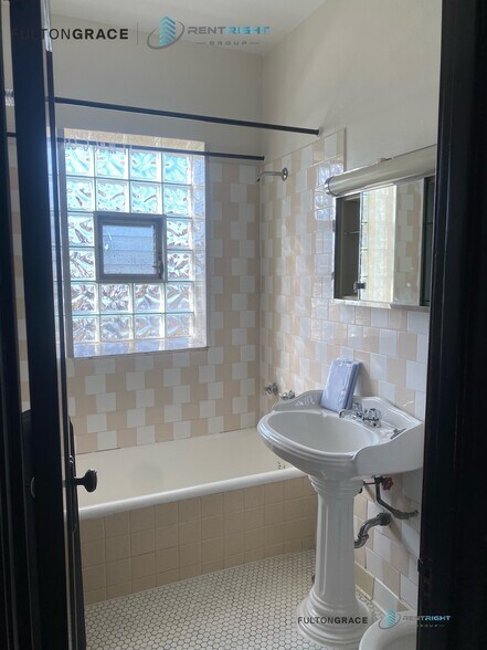 Building Photo - 4006 W Cullom Ave