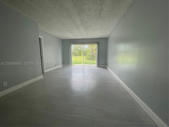 Building Photo - 10169 Twin Lakes Dr