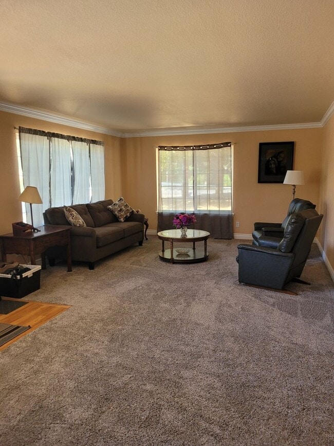 Building Photo - Beautiful 4BR/3Ba Home in Susanville CA  3420 Sq Feet