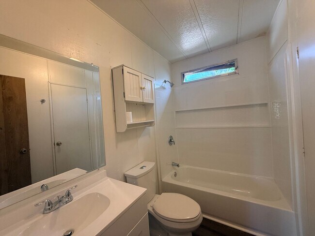 Building Photo - Perfect home in the perfect location!