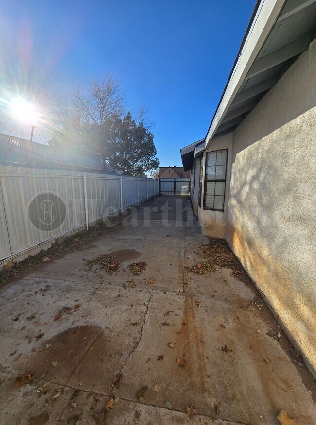 Building Photo - 1307 Gidding St